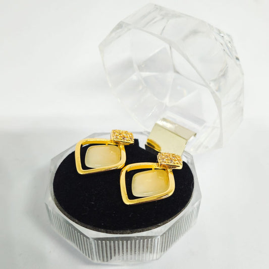 Brinco Quadrado com Base Cravejada Dourado